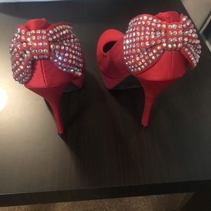Red bow heels 👠
